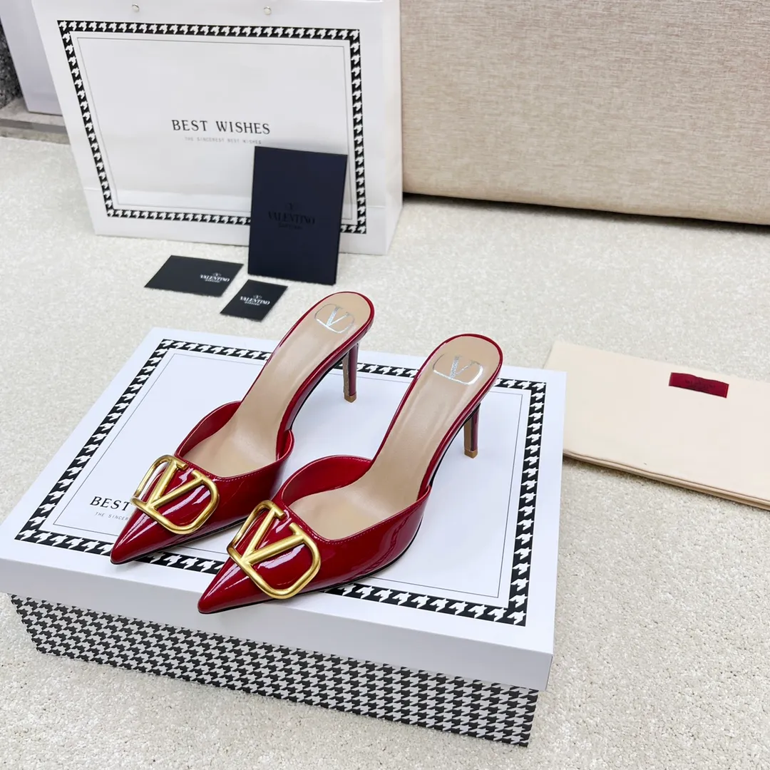 👟👟Ex-factory price 500👟👟 VALENTINO latest V Logo buckle back empty slippers 🔥🔥🔥 🕳️🕳️🕳️ Exclusive original 1-1 development, no goods without the original 〰 ɪɴѓᴏʀᴍᴀᴛɪᴏɴ 〰 Buckle: V-LoGo leather buckle Material: Imported patent leather Lining: full-grain sheepskin Outsole: Italian through-dyed cowhide Midsole: Italian original craft material Process: computer stitching, machine shaping Heel height: 4.0/8cm Made in Italy 🇮🇹 Ready-made code: 35 36 37 38 39 Ready-made custom code: 34 40 41 Delivery period 1-3 days Not retreating